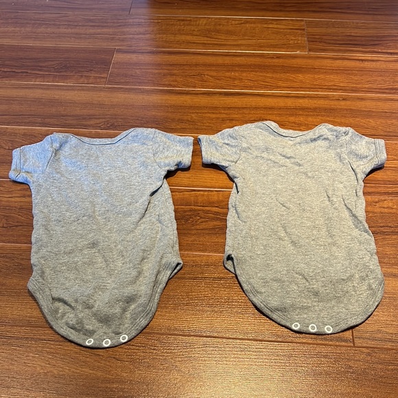 Newborn onesies - Picture 2 of 2